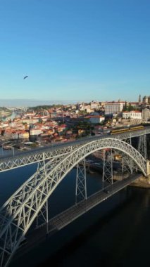 Porto Şehri, Douro Nehri ve Dom Luis Köprüsü Sabah Tramvayı ile. Hava görüntüsü. Portekiz. İleri, aşağı doğru hareket edin. Dikey Video