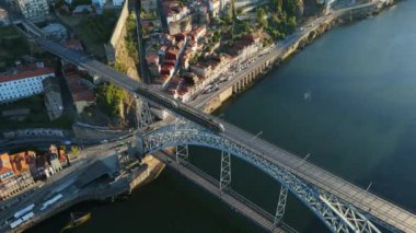 Porto Şehri, Douro Nehri ve Dom Luis Köprüsü. Hava görüntüsü. Portekiz. Yörüngede