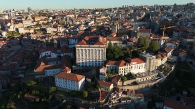 Sabah Porto Şehri 'nde. Piskoposluk Sarayı. Hava Aracı Atışı. Portekiz. Geriye ve yukarı doğru hareket ediyor. Çekim Kuruluyor