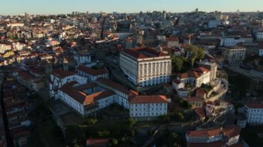 Sabah Porto Şehri 'nde. Piskoposluk Sarayı. Hava Aracı Atışı. Portekiz. Yörüngede. Çekim Kuruluyor