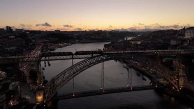 Porto Şehri, Douro Nehri ve Dom Luis Köprüsü Akşam Alacakaranlığı 'nda Tram ile. Mavi Saat. Portekiz. Hava Aracı Atışı. Yörüngede