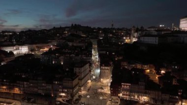 Geceleri Porto Şehri 'ni aydınlatıyordu. Hava Aracı Atışı. Portekiz. Yukarı ve Aşağı Taşıma