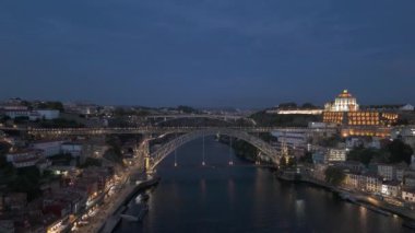 Aydınlatılmış Porto Şehri, Douro Nehri, Mosteiro da Serra do Pilar ve Dom Luis I Gece Köprüsü. Portekiz. Hava Aracı Atışı. İleriye Taşınma