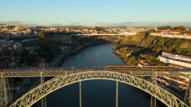Porto Şehri, Douro Nehri ve Dom Luis Köprüsü Sunset 'te Tram ile. Portekiz. Altın Saat. Hava Aracı Atışı. İleri, Aşağı Eğil