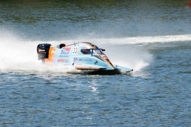 PESO DA REGUA, PORTUGAL - 15 Eylül 2024: Mavi Sürat Teknesi Yarış sırasında Su Sıçratarak Hızlı Gidiyor. Formula 2 Dünya Şampiyonası