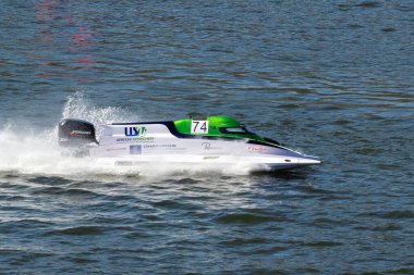 PESO DA REGUA, PORTUGAL - 15 Eylül 2024: Beyaz Sürat Teknesi Yarış sırasında Su Sıçratarak Hızlı Gidiyor. Formula 2 Dünya Şampiyonası