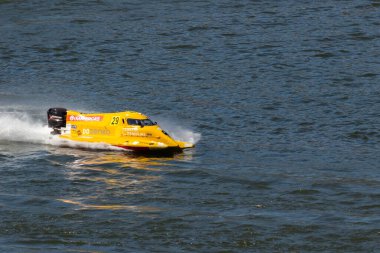 PESO DA REGUA, PORTUGAL - 15 Eylül 2024: Yellow Powerboat Yarış sırasında Su Sıçratarak Hızlı Gidiyor. Formula 2 Dünya Şampiyonası