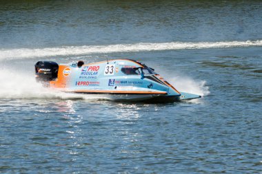 PESO DA REGUA, PORTUGAL - 15 Eylül 2024: Mavi Sürat Teknesi Yarış sırasında Su Sıçratarak Hızlı Gidiyor. Formula 2 Dünya Şampiyonası