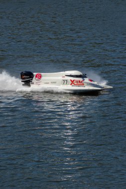 PESO DA REGUA, PORTUGAL - 15 Eylül 2024: Beyaz Sürat Teknesi Yarış sırasında Su Sıçratarak Hızlı Gidiyor. Formula 2 Dünya Şampiyonası