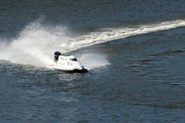 PESO DA REGUA, PORTUGAL - 15 Eylül 2024: Beyaz Sürat Teknesi Yarış sırasında Su Sıçratarak Dönüyor. Formula 2 Dünya Şampiyonası