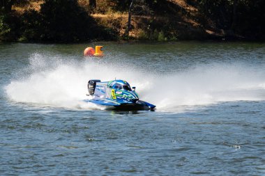 PESO DA REGUA, PORTUGAL - 15 Eylül 2024: Mavi Sürat Teknesi Yarış sırasında Su Sıçratarak Dönüş Yapıyor. Formula 2 Dünya Şampiyonası