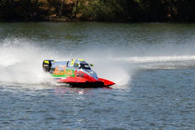 PESO DA REGUA, PORTUGAL - 15 Eylül 2024: Kırmızı Mavi Sürat Teknesi Yarış sırasında Su Sıçratarak Hızlı Gidiyor. Formula 2 Dünya Şampiyonası