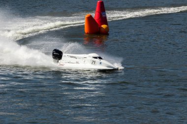 PESO DA REGUA, PORTUGAL - 15 Eylül 2024: Beyaz sürat teknesi yarış sırasında su sıçramalarıyla keskin dönüş yaptı. Kırmızı Şamandıra. Formula 2 Dünya Şampiyonası