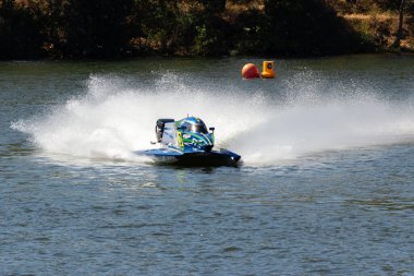 PESO DA REGUA, PORTUGAL - 15 Eylül 2024: Mavi Sürat Teknesi Yarış sırasında Su Sıçratarak Dönüş Yapıyor. Formula 2 Dünya Şampiyonası