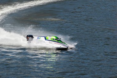 PESO DA REGUA, PORTUGAL - 15 Eylül 2024: Beyaz Sürat Teknesi Yarış sırasında Su Sıçratarak Hızlı Gidiyor. Formula 2 Dünya Şampiyonası