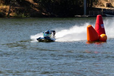 PESO DA REGUA, PORTUGAL - 15 Eylül 2024: Mavi Sürat Teknesi Yarış sırasında Su Sıçratarak Hızlı Gidiyor. Kırmızı Şamandıra. Formula 2 Dünya Şampiyonası