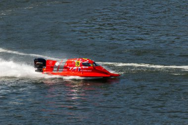 PESO DA REGUA, PORTUGAL - 15 Eylül 2024: Kırmızı sürat teknesi yarış sırasında su sıçramalarıyla hızlanır. Formula 2 Dünya Şampiyonası