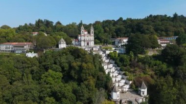 Güneşli bir günde Bom Jesus do Monte 'nin sığınağı. Braga, Portekiz. Hava görüntüsü. Yörüngede