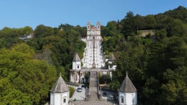 Bom Jesus do Monte 'nin mabedi. Merdiven ve kilise. Braga, Portekiz. Hava görüntüsü. Yukarı ve Aşağı Taşıma