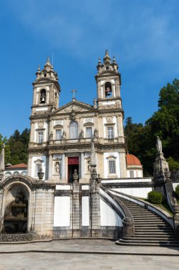 Güneşli bir günde Bom Jesus do Monte Mabedi. Beyaz Kilise. Braga, Portekiz