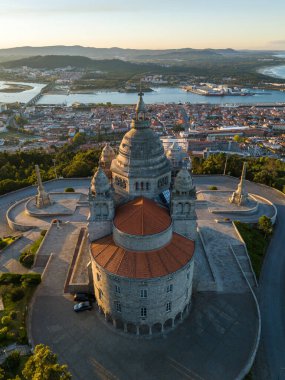 Sunrise 'daki Santa Luzia Bazilikası. Viana do Castelo City, Portekiz. Hava Görüntüsü