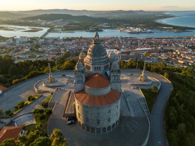 Sunrise 'daki Santa Luzia Bazilikası. Viana do Castelo City, Portekiz. Hava Görüntüsü