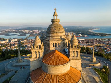 Sunset 'teki Santa Luzia Bazilikası. Viana do Castelo City, Portekiz. Hava Görünümü