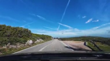 Güneşli bir günde Arrabida Doğal Parkı 'nda Scenic Road' da araba sürmek. Portekiz