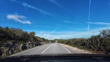 Güneşli bir günde Arrabida Doğal Parkı 'nda Scenic Road' da araba sürmek. Portekiz