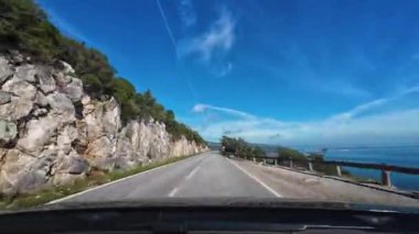 Güneşli bir günde Arrabida Doğal Parkı 'nda Scenic Road' da araba sürmek. Scrubland ve Atlantik Okyanusu. Portekiz