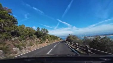Güneşli bir günde Arrabida Doğal Parkı 'nda Scenic Road' da araba sürmek. Portekiz