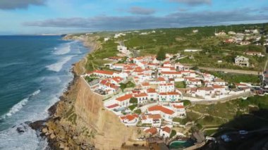 Azenhas, Sunny Day 'de Mar Village' ı yapıyor. Atlantik Okyanusu 'nun Kayalıkları ve Dalgaları. Portekiz. Hava görüntüsü. Geriye Taşıma, Yukarı Eğim