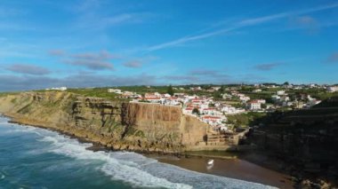 Azenhas, Sunny Day 'de Mar Village' ı yapıyor. Atlantik Okyanusu 'nun Kayalıkları ve Dalgaları. Portekiz. Hava görüntüsü. Yörüngede