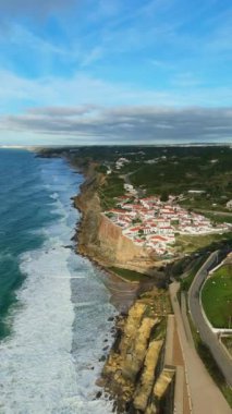 Azenhas, Sunny Day 'de Mar Village' ı yapıyor. Atlantik Okyanusu 'nun Kayalıkları ve Dalgaları. Portekiz. Hava görüntüsü. İleri, aşağı doğru hareket edin. Dikey Video