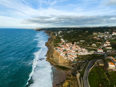 Azenhas, Mar Köyü 'ne gidiyor. Atlantik Okyanusu 'nun Kayalıkları ve Dalgaları. Portekiz. Hava Görünümü