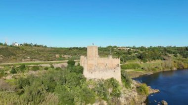 Sunny Day 'de Almourol Kalesi ve Tagus Nehri. Portekiz. Hava görüntüsü. İleri ve Yukarı Gidiyor