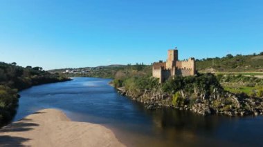 Sunny Day 'de Almourol Kalesi ve Tagus Nehri. Portekiz. Hava görüntüsü. İleri ve Yukarı Gidiyor