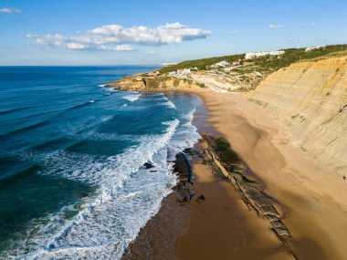 Güneşli bir günde Magoito Sahili 'nde. Atlantik Okyanusu, Portekiz. Hava Görünümü