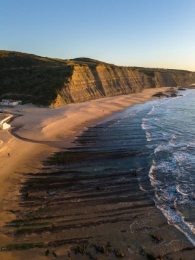 Low Tide sırasında Sunset 'teki Magoito Sahili ve Kayalıkları. Atlantik Okyanusu, Portekiz. Altın Saat. Hava Görünümü