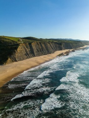 Güneşli bir günde Magoito Sahili ve Kayalıkları. Atlantik Okyanusu, Portekiz. Hava Görünümü.