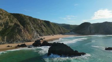 Güneşli bir günde Adraga Sahili, Kayalıklar ve Martı. Atlantik Okyanusu, Portekiz. Hava Görünümü