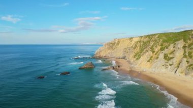 Güneşli bir günde Adraga Sahili ve Kayalıklar. Atlantik Okyanusu, Portekiz. Hava görüntüsü. Yörüngede