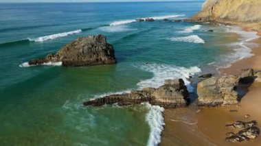 Güneşli bir günde Adraga Sahili ve Kayalıklar. Atlantik Okyanusu, Portekiz. Hava görüntüsü. Geriye Taşıma, Yukarı Eğim