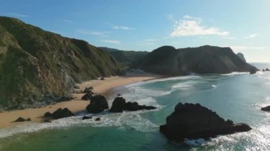 Güneşli bir günde Adraga Sahili ve Kayalıklar. Atlantik Okyanusu, Portekiz. Hava görüntüsü. İleriye Taşınma