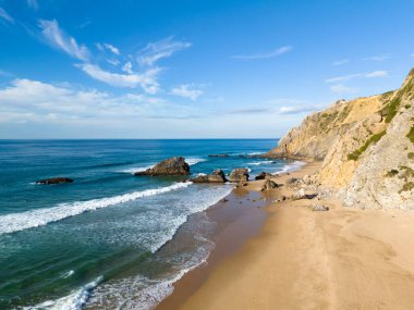 Güneşli bir günde Adraga Sahili ve Kayalıklar. Atlantik Okyanusu, Portekiz. Hava Görünümü.
