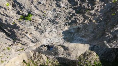 Tırmanışa öncülük et. Kayalıklarda Kaya Tırmanışçısı Halatla Hızlı Çekim. Havadan insansız hava aracı vuruldu. Yavaş Hareket
