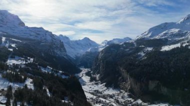 Güneşli kış gününde Lauterbrunnen Vadisi ve Karlı Dağlar. İsviçre Alpleri. İsviçre. Hava görüntüsü. Geri çekiliyorum. Wengen 'den Görünüm