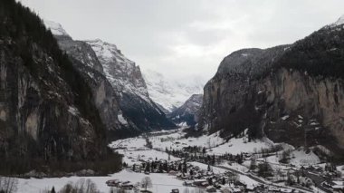 Bulutlu Kış Günü 'nde Lauterbrunnen Vadisi ve Karlı Dağlar. İsviçre Alpleri. İsviçre. Hava görüntüsü. Geriye Taşıma