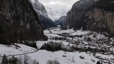 Bulutlu Kış Günü 'nde Lauterbrunnen Vadisi ve Karlı Dağlar. İsviçre Alpleri. İsviçre. Hava görüntüsü. İlerleyin, ilerleyin. Görüntü Görüntüsü