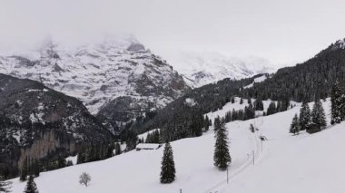 Bulutlu Kış Günü Grutschalp 'tan Murren ve Dağları' na giden tren. İsviçre Alpleri. İsviçre. Hava görüntüsü. İleriye Taşınma